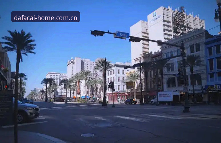 萨纳姆·萨曼吉收到那通电话的时候，据说正窝在新奥尔良的公寓里翻旧比赛录像。湖人那边没废话，直接抛了个篮球分析师的职位过来。他当天就在X上发了条动态，说感谢雷迪克教练和整个团队给机会，配了个湖人队的紫金表情包。这活儿听起来风光的很，可熟悉管理层运作的老人都明白——这支球队七月份要过的坎儿，可不止裁员调整那么简单。